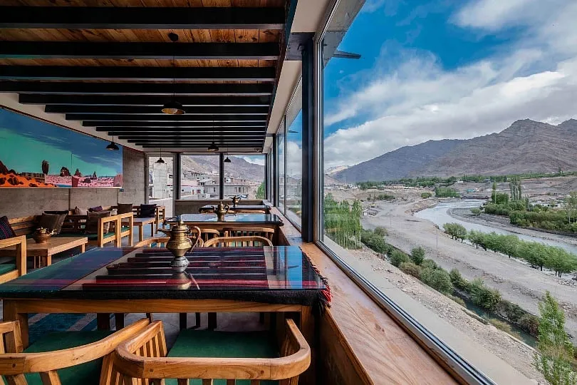 Overlooking the Zanskar and Indus on NH3, Camp Kharu is en route to some of the most scenic tourist destinations in Ladakh such as Pangong, Tsomo riri and Hanle 