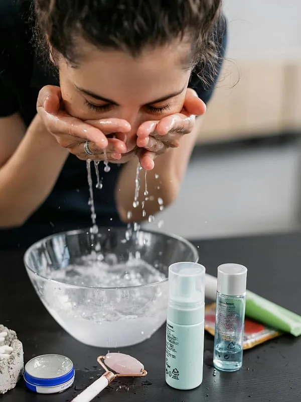 Look for cleansers with salicylic acid as it dissolves excess oil quickly. Image: Pexels 