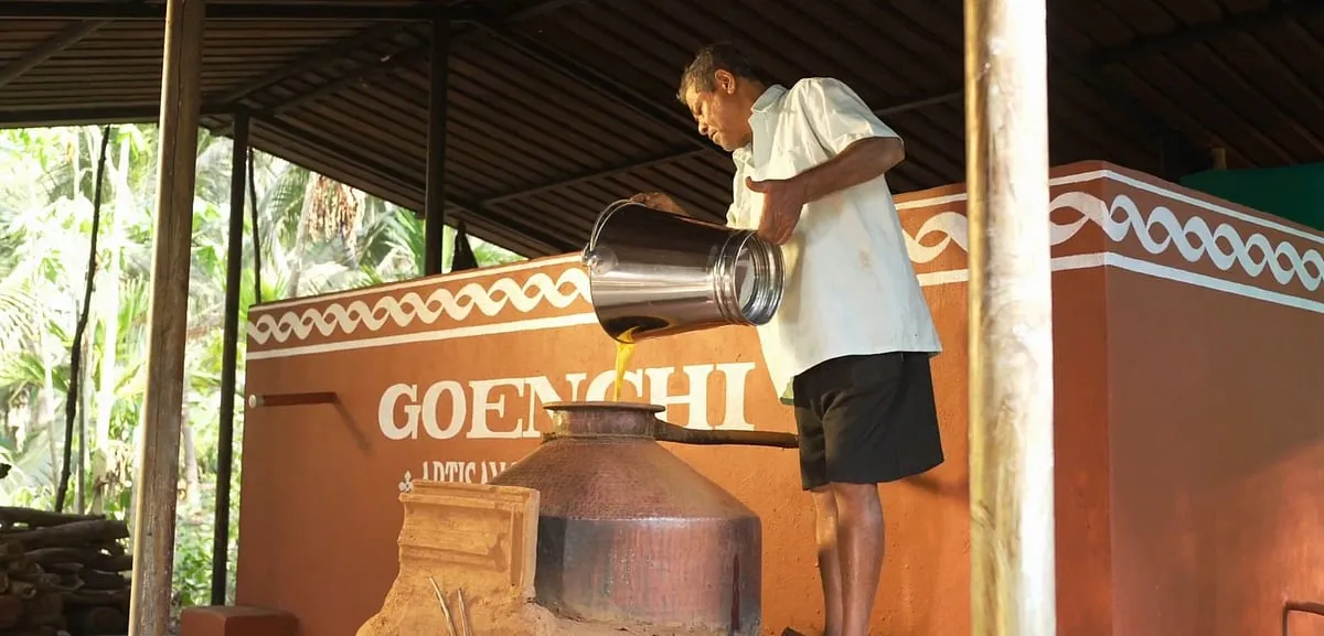 With the arrival of the Arabs and the spice trade, the distillation process was introduced to the natives, boosting the popularity of coconut feni 