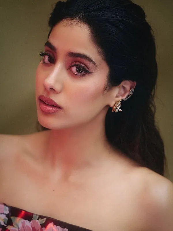 Younger people who are more avid consumers of social media content put forth by beauty influencers and celebrities, are chasing unrealistic standards. Image: Instagram.com/janhavikapoor 