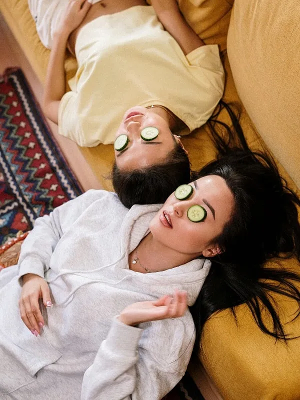 A nighttime skincare routine will help you get rid of sweat, dirt, and other impurities that accumulate on your face as you go about your day. Image: Pexels 