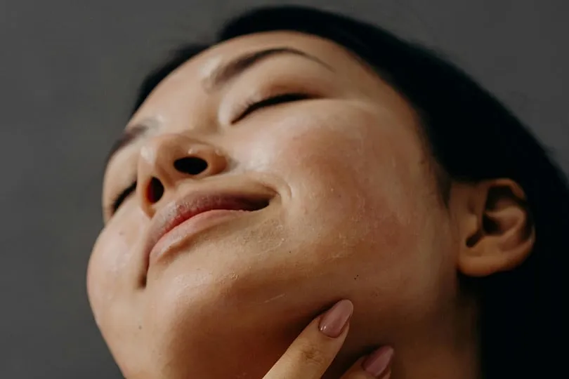 Choose a targeted nighttime skincare routine that helps with skin issues such as dryness, acne or hyperpigmentation. Image: Pexels 