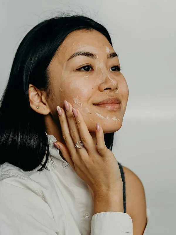 Adopting a simple skincare routine in the night will help your feel skin feel fresh in the morning. Image: Pexels 