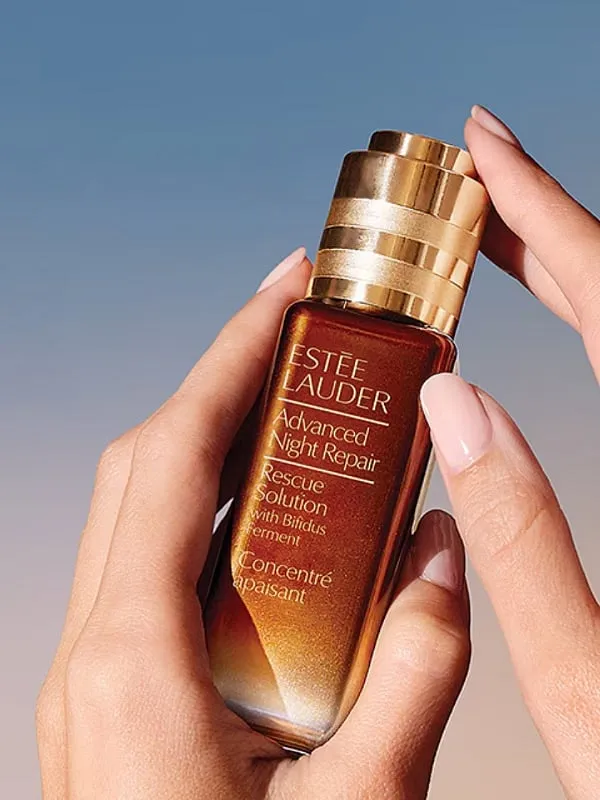 Advanced Night Repair Rescue Solution by Estee Lauder helps with irritated skin. Image: @esteelauder 