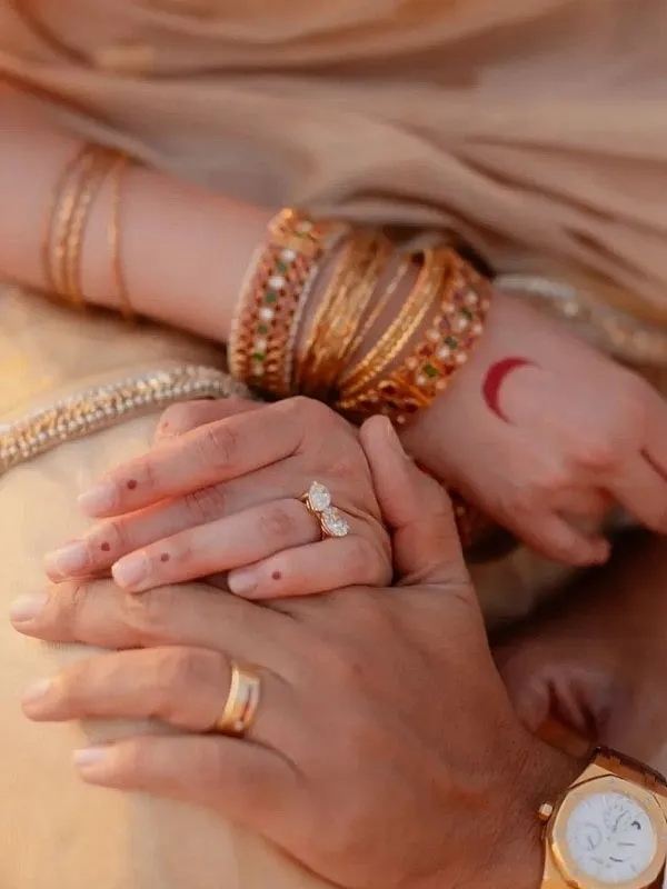 Aditi Rao Hydari chose simple gold bangles to go with her white and gold sari. Image: Instagram.com/aditiraohydari 