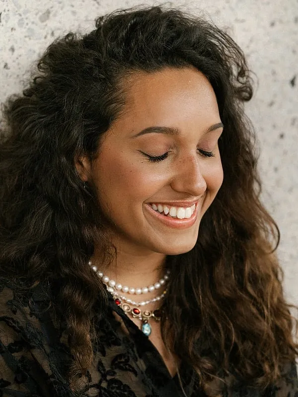 When you identify the type of curls you have, making a routine becomes easier. Image: Unsplash 