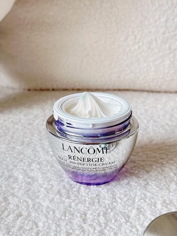 The H.P.N. 300-Peptide Cream by Rénergie will help you renew your skin's health after being exposed to pollutants during the day. Image: @nettytitiya 