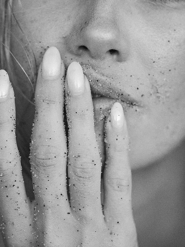 Environmental factors like dirt, moisture, and dust can cause nail issues. Image: Pexels 
