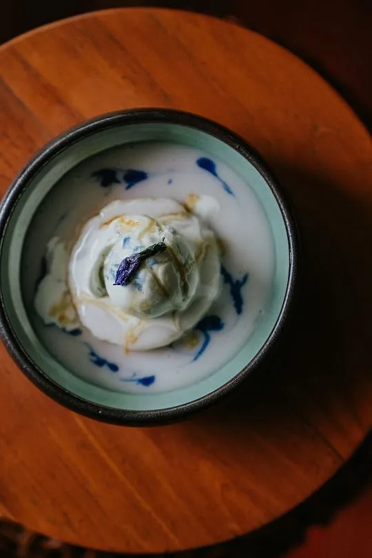 A serving of Pulut tai tai, which is a sweet and savory glutinous rice cake. Image: Pandan Club 