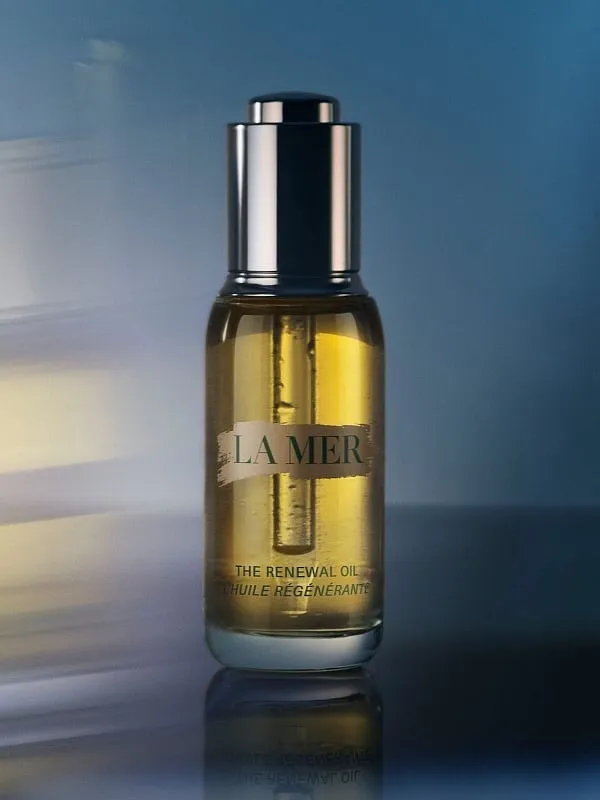 This oil comes packed with La Mer’s signature miracle broth oils, marine extracts, botanical oils and nourishers. Image: Instagram.com/lamer 