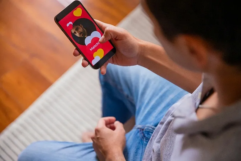 With dating apps like Hinge and Bumble, the sheer volume of options creates the illusion of limitless possibilities. Why settle when you can swipe for an upgrade? Image: Unsplash 