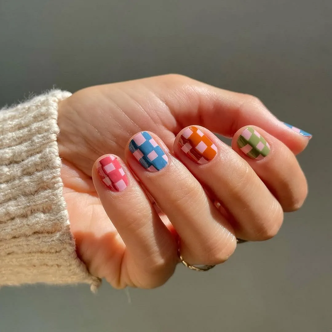 Loved by the Gen Z, geometric patterns can give a fun and quirky refresh to your nails. Image: Instagram.com/betinagoldstein 