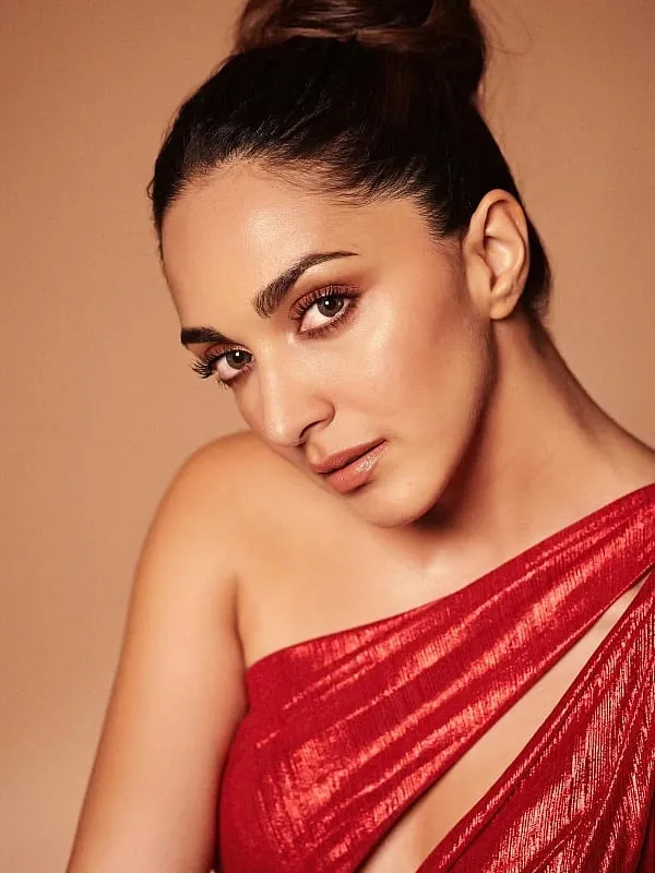 Use circular motions to blend the edges of the dark shadow, creating a seamless transition that fades out towards the brow bone. Image: Instagram.com/kiaraaliaadvani 