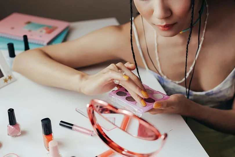 To achieve a smokey-eye gradient, use a lighter brown or black from the inner corner towards the outer corner (where the deepest colour is placed). Image: Pexels 