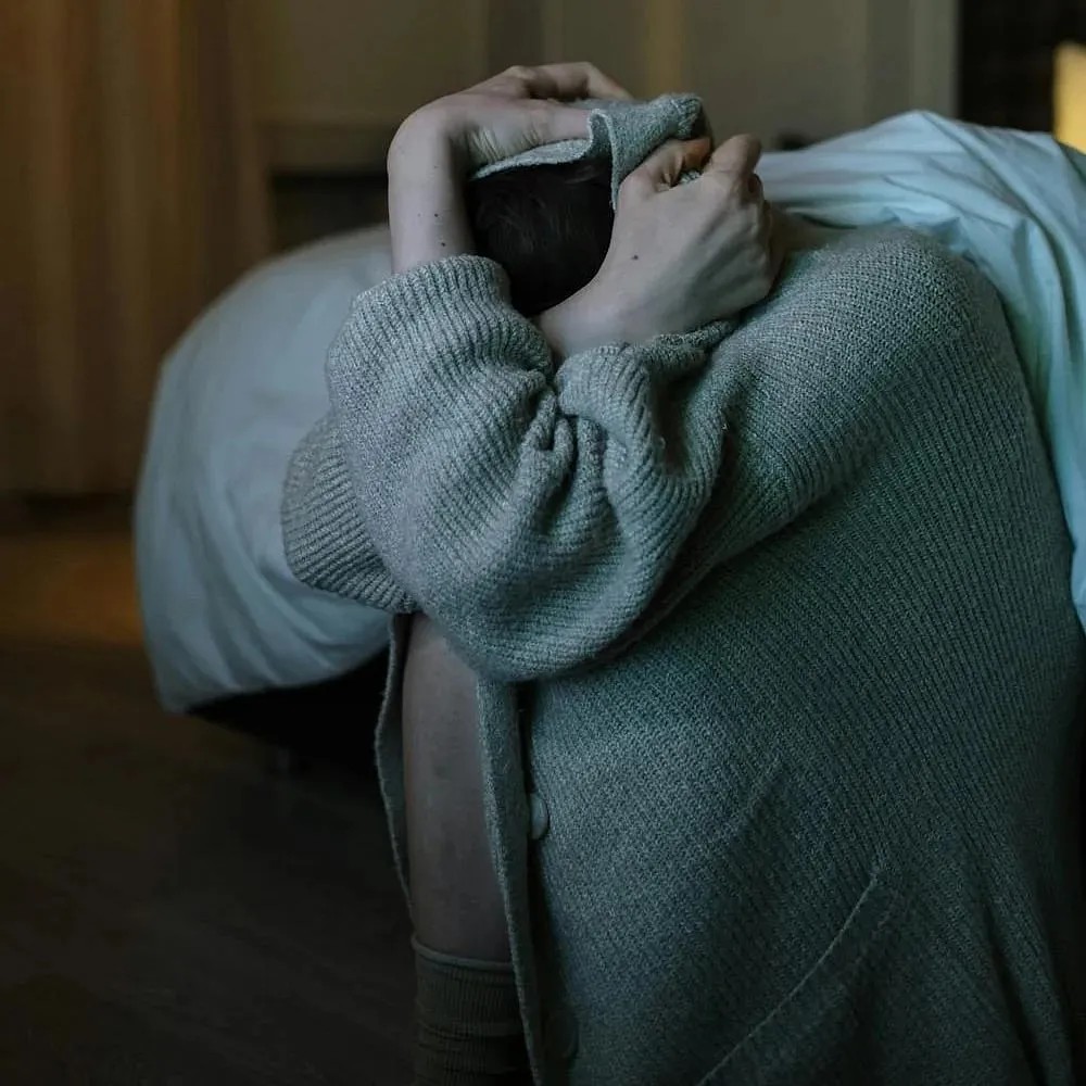 Headaches surface, anxiety intensifies, and restlessness takes over—all tell-tale signs of nighttime depression. Image: Pexels  