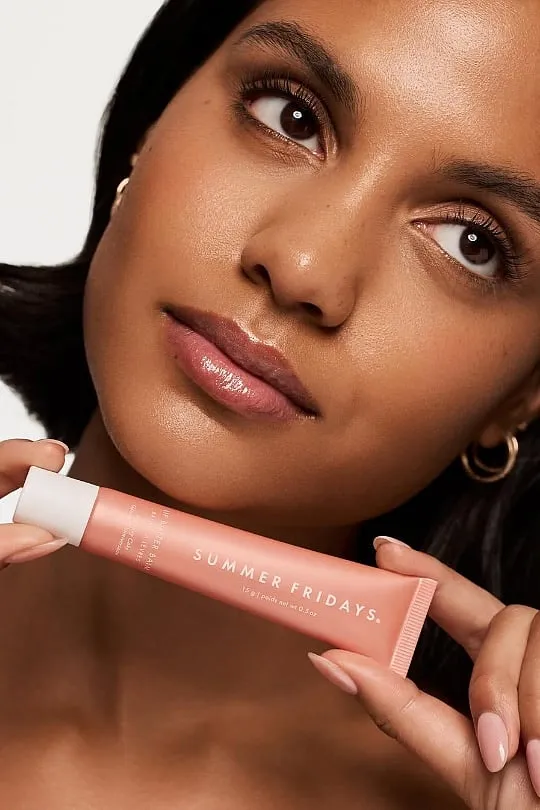 This natural beauty aesthetic is endorsed as a means to “look expensive,” inducing an unwanted element of classism in this standard. Image: Instagram.com/summerfridays 