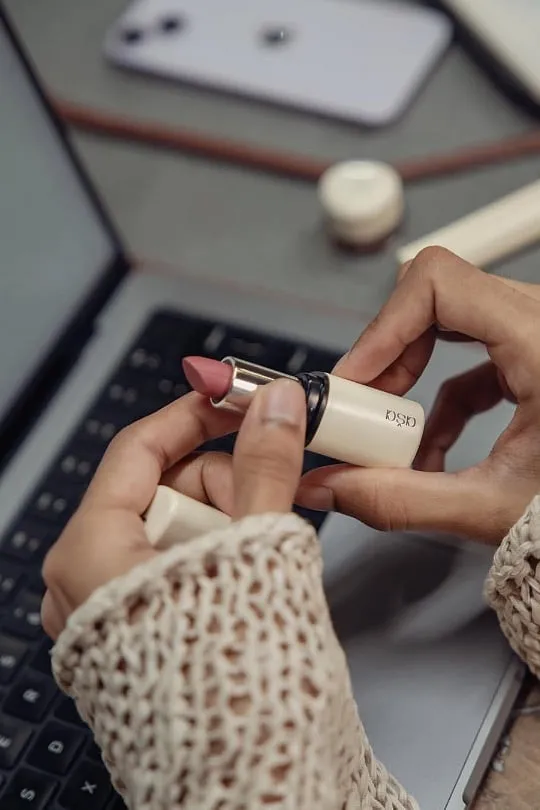 Indian brands like Forest Essentials, asa Beauty, indē wild, and Purearth introduced skin tints, creamy highlighters, lightweight concealers, and tinted lip balms. Image: Instagram.com/asabeautyindia 