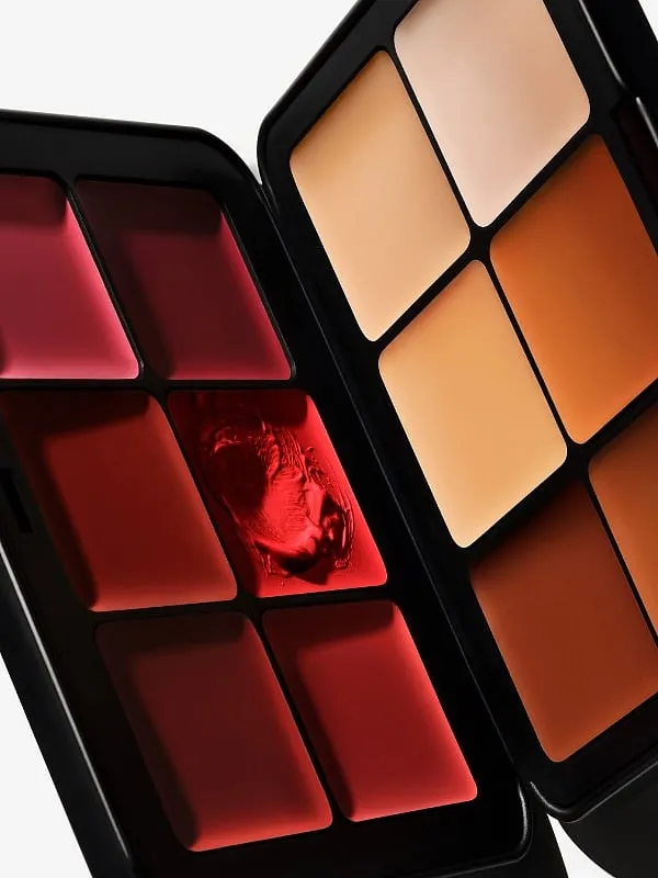Created by make-up artists for make-up artists and beauty enthusiasts, this face palette is all you need to pull off a full face of make-up. Image: Instagram.com/makeupforever 