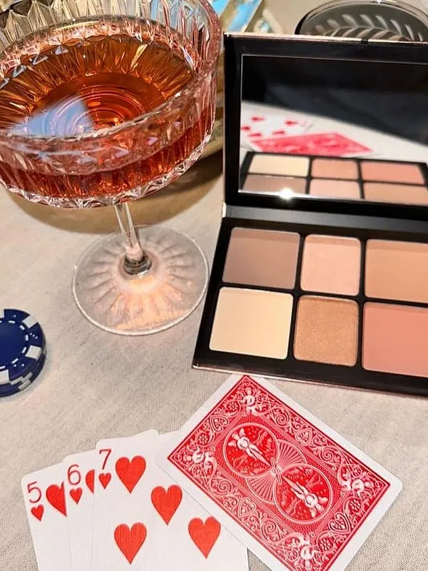 Smashbox's Cali Contour Palette contains skin-benefiting ingredients like vitamin E, panthenol, and Camellia leaf extract. Image: Instagram.com/tirabeauty  