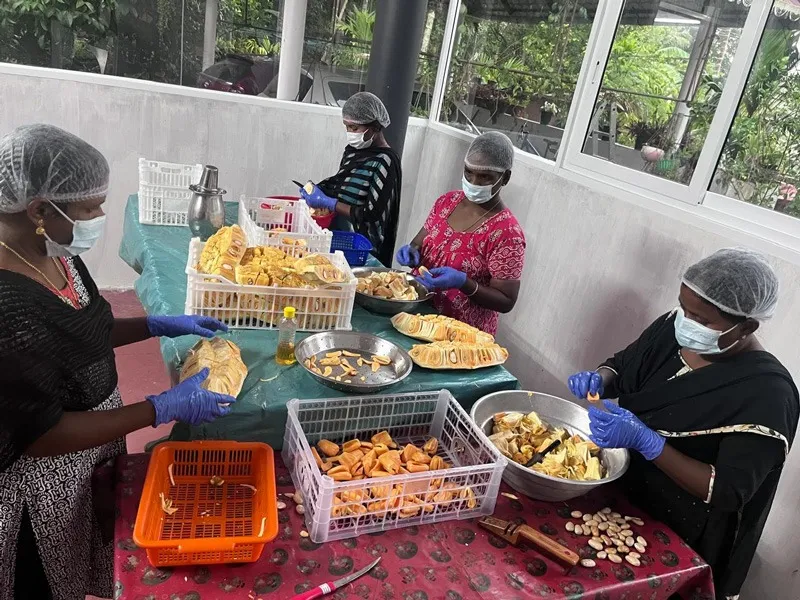 Kartik-suresh-exotic-fruits-jackfruits-women-sorting-30stades