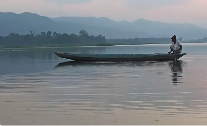 chandubi-lake-assam-fisherman-30stades