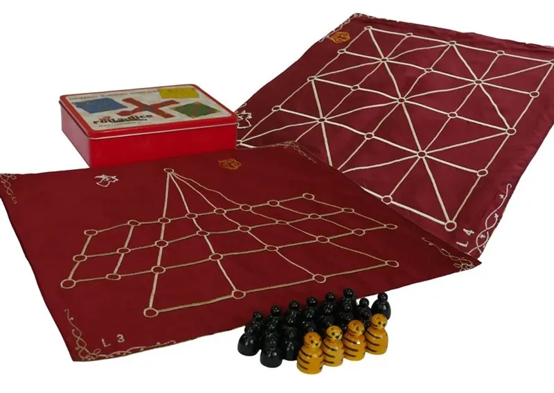 roll-the-dice-traditional-board-games-aadu-huli-30stades