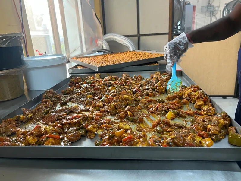 spice-up-foods-laying-food-in-tray-drying-30stades