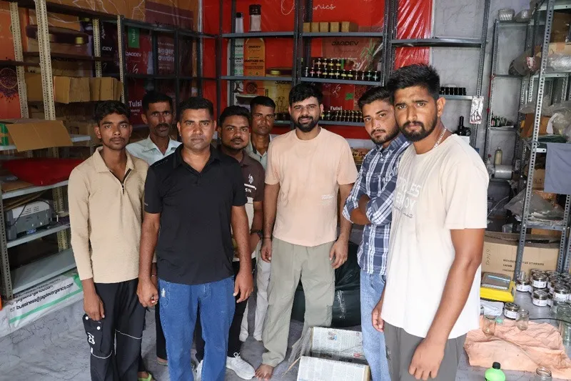 jagdev-organic-honey-Inside-the-processing-and-storage-plant-30stades