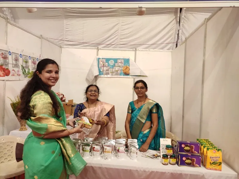 vandana-patil-solar-drying-exhibition-group-30stades
