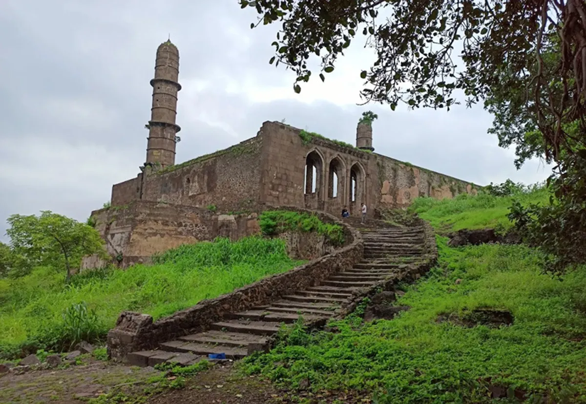 asirgarh-fort-burhanpur-pathway-30stades