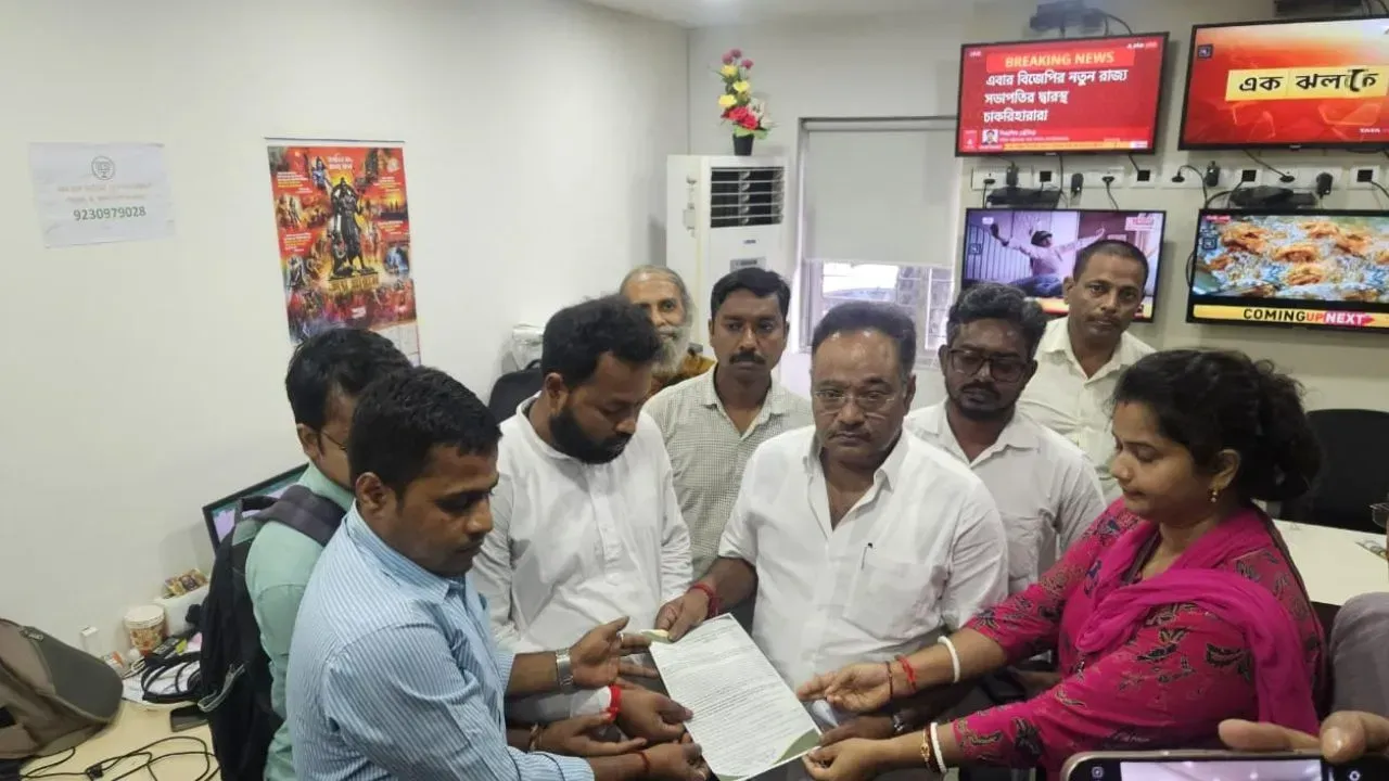 BJP-state-president-Samik-Bhattacharya-meets-sacked-teachers