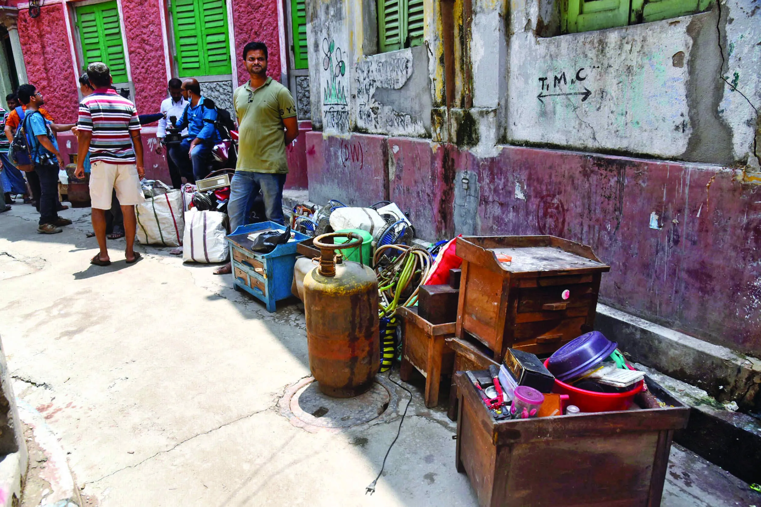 627462-cracks-in-the-houses-in-durga-pituri-lane-at-bowbazar-due-to-east-west-metro-work-19