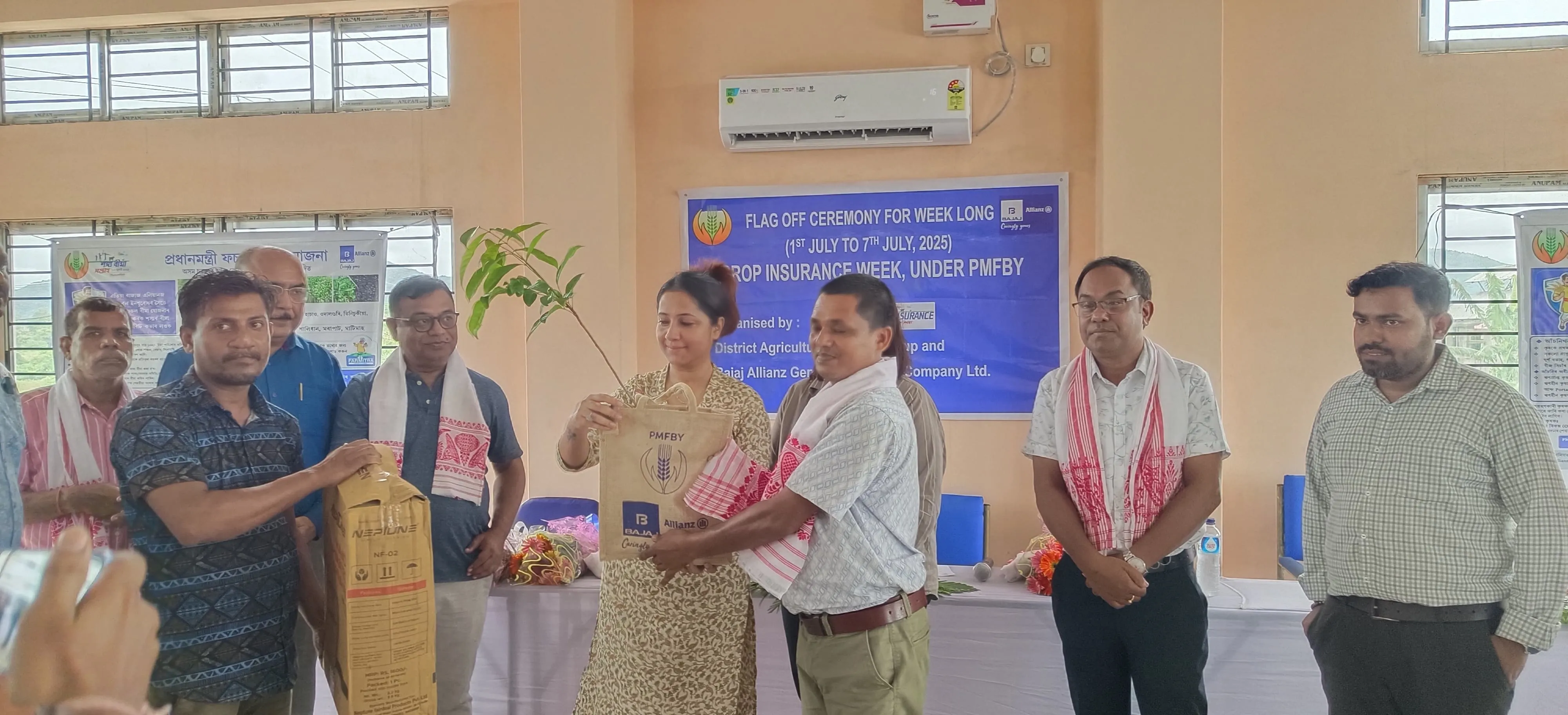 কামৰূপ জিলাত শস্য বীমা সপ্তাহ উপলক্ষে জিলা কৃষি বিভাগৰ প্ৰচাৰমূলক বাহনৰ শুভাৰম্ভণি
