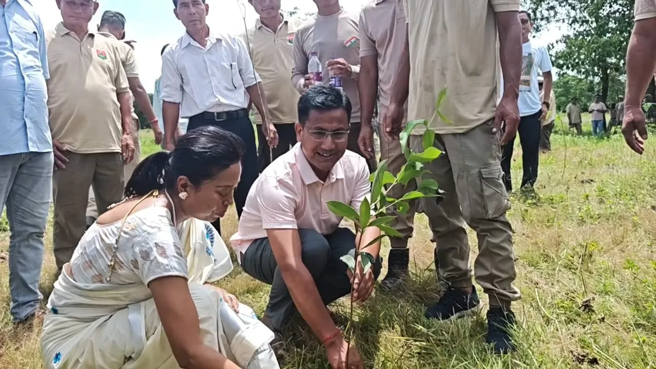 ভাৰত-ভূটান সীমান্তৰ খাগৰাবাৰীত গাঁৱত বন মহোৎসৱ-২০২৫ উদযাপন