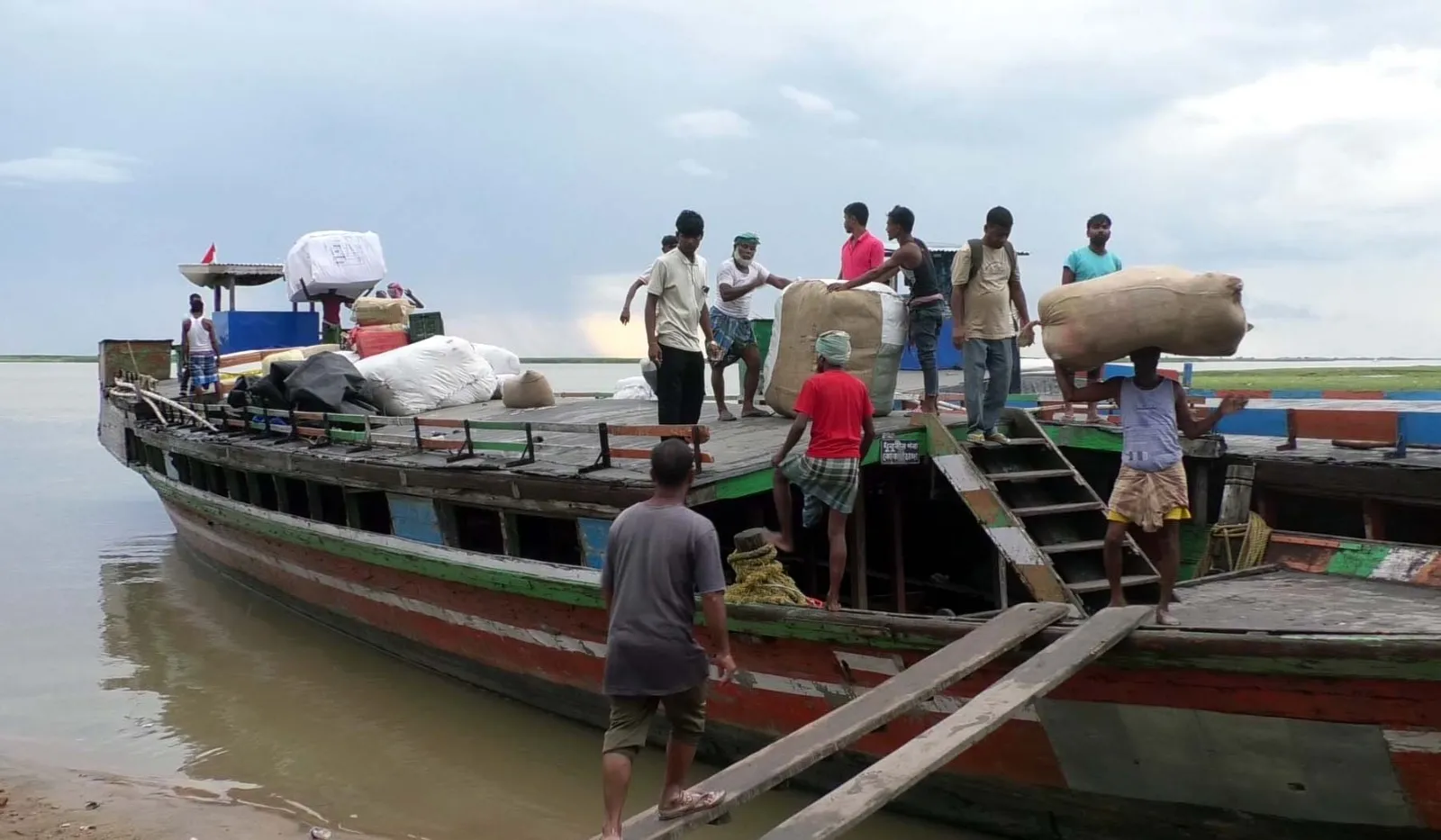 ব্ৰহ্মপুত্ৰৰ মাজত ভাঙিল ধুবুৰী-সুখচৰ যাত্ৰীবাহী ফেৰী চালৰ খুঁটাঃ যাত্ৰীৰ মাজত হাহাকাৰ