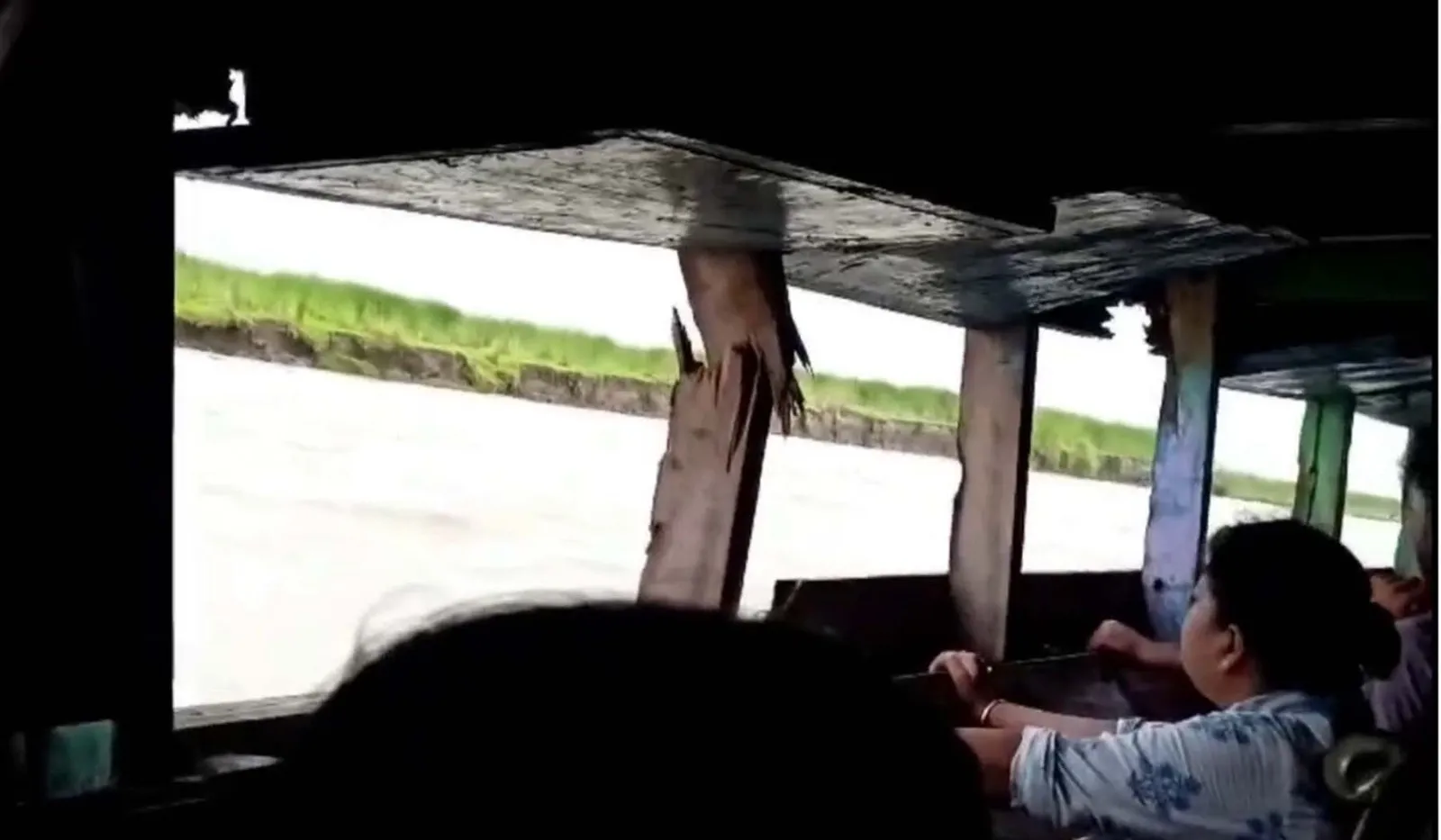 ব্ৰহ্মপুত্ৰৰ মাজত ভাঙিল ধুবুৰী-সুখচৰ যাত্ৰীবাহী ফেৰী চালৰ খুঁটাঃ যাত্ৰীৰ মাজত হাহাকাৰ