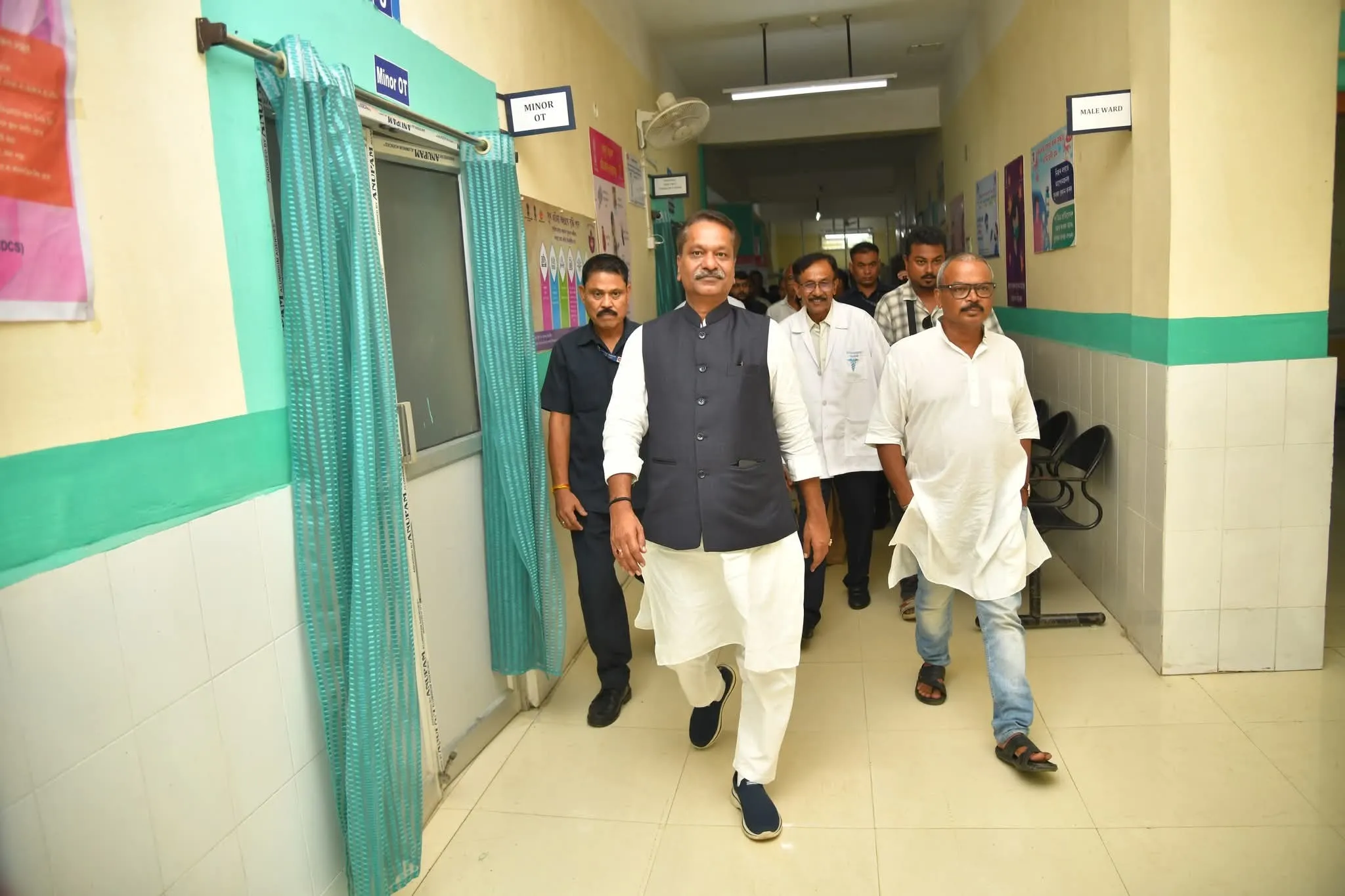 গোলাঘাট জিলাৰ পাঁচখন চিকিৎসালয় পৰিদৰ্শন স্বাস্থ্য আৰু পৰিয়াল কল্যাণ মন্ত্ৰী অশোক সিংহলৰ