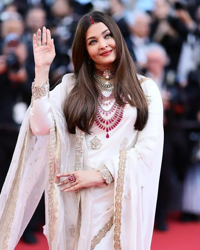 Aishwarya-Rai-Bachchan-Cannes-2025-2-2025-05-ec342741cdf6849d7d80a9ddf20be966