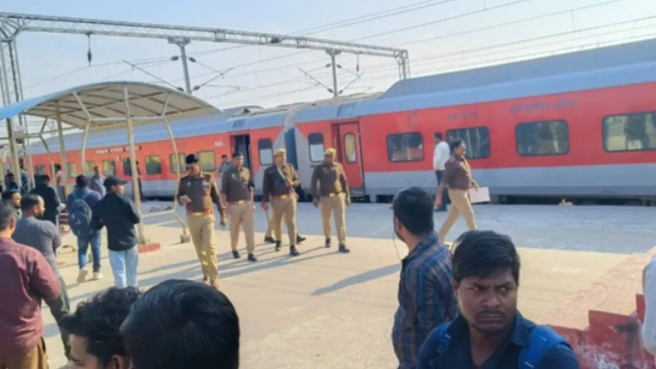 ayodhya-kisan-express-train-remained-stranded-at-the-station-for-an-hour-due-to-bomb-rumours