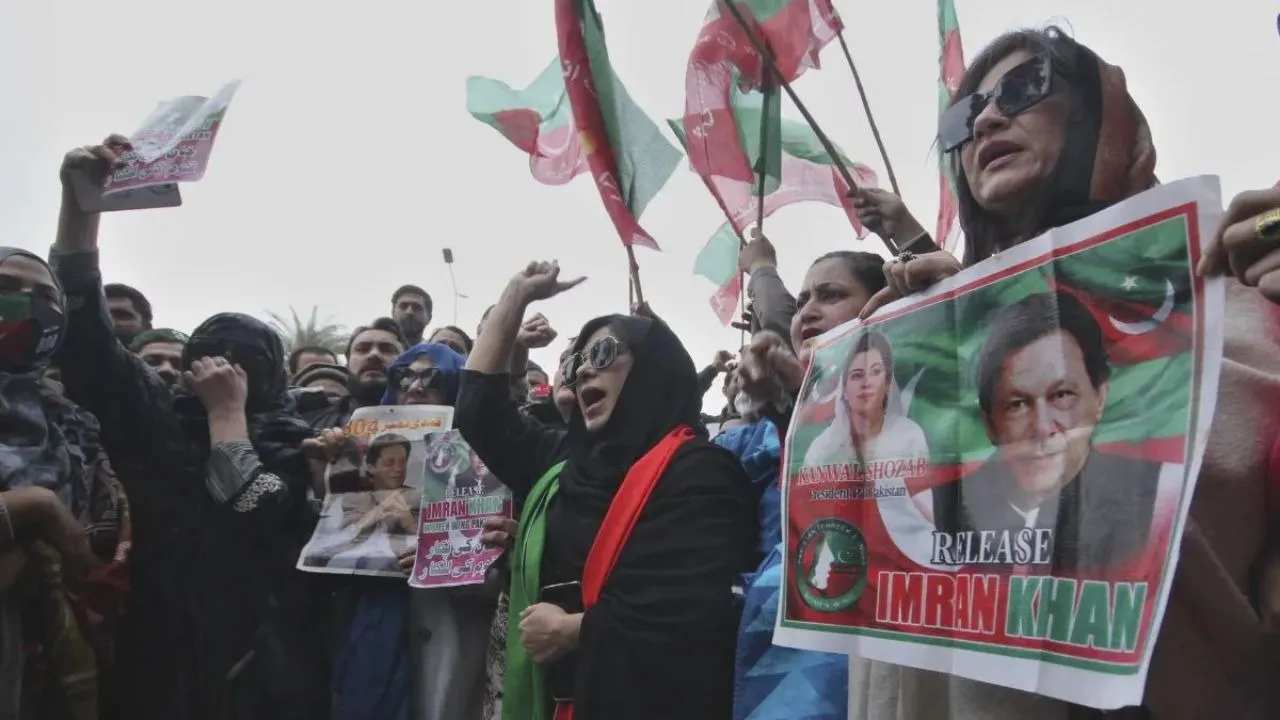 Pakistan Former Prime Minister sister Uzma Allowed to meet imran khan at Adiala jail