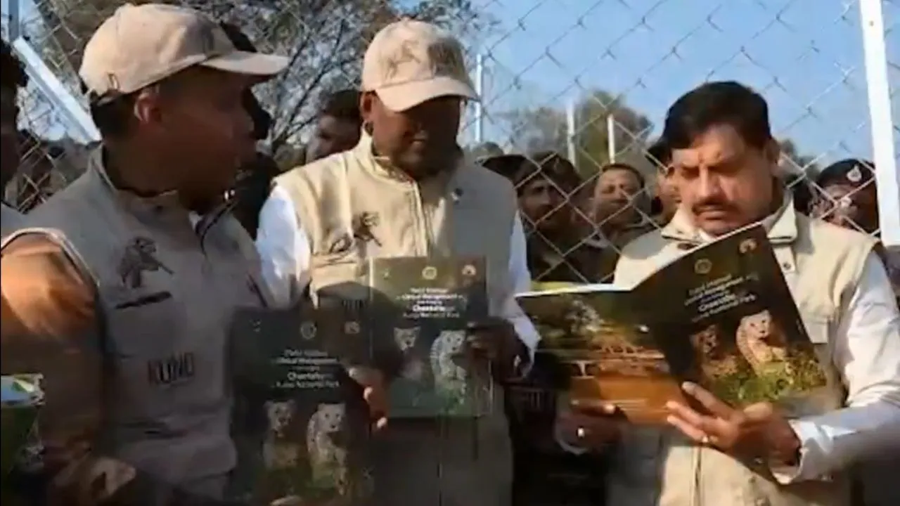 सीएम मोहन यादव ने कूनो नेशनल पार्क के ब्रोशर का विमोचन किया।
