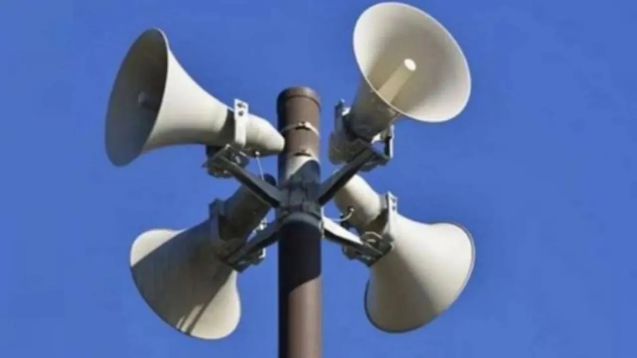 Strictness on loudspeaker-DJ