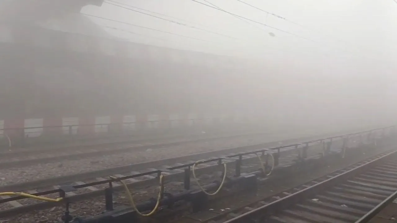 UP weather update dense fog train cancel kanpur agra hindi news zxc (1)