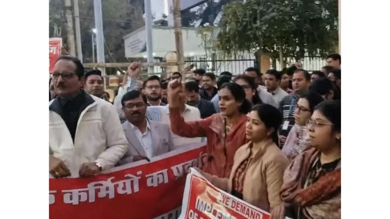 Bhopal Bank Employees Protest (1)