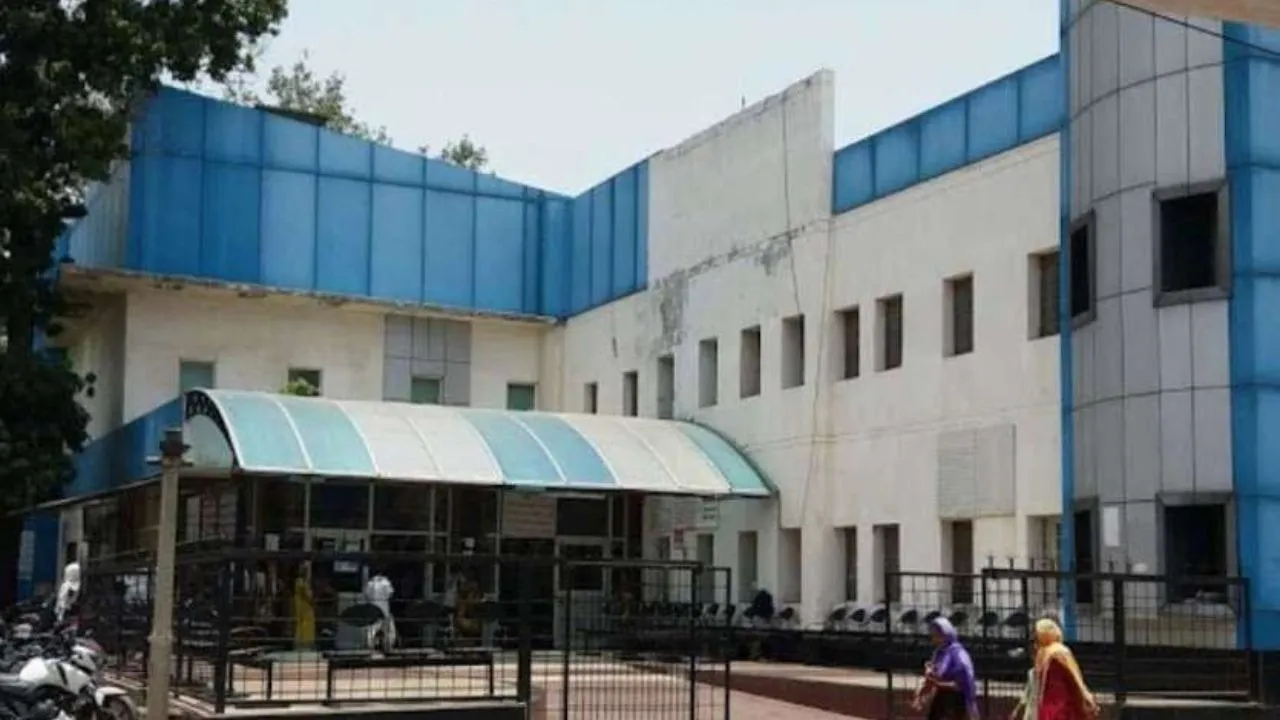 Kanpur Hallet Hospital doctor including 2 staff suspended