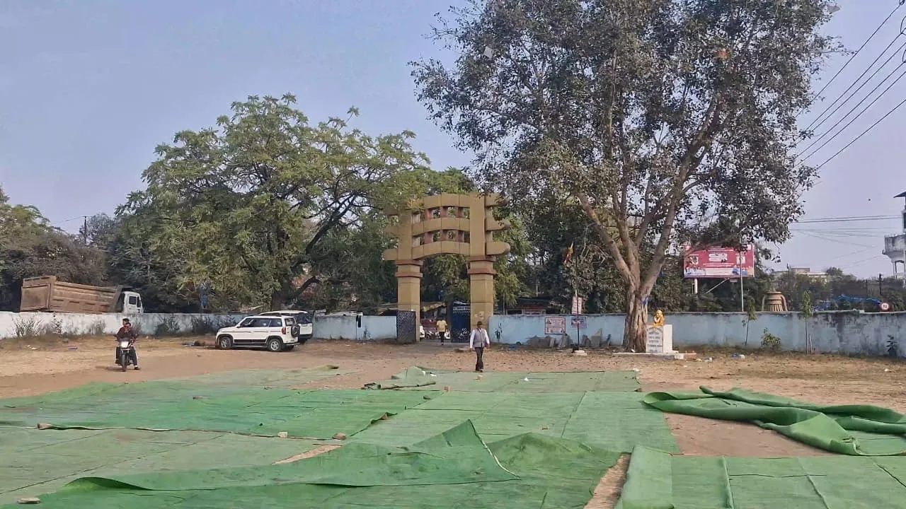 mp e attendance protest hindi news