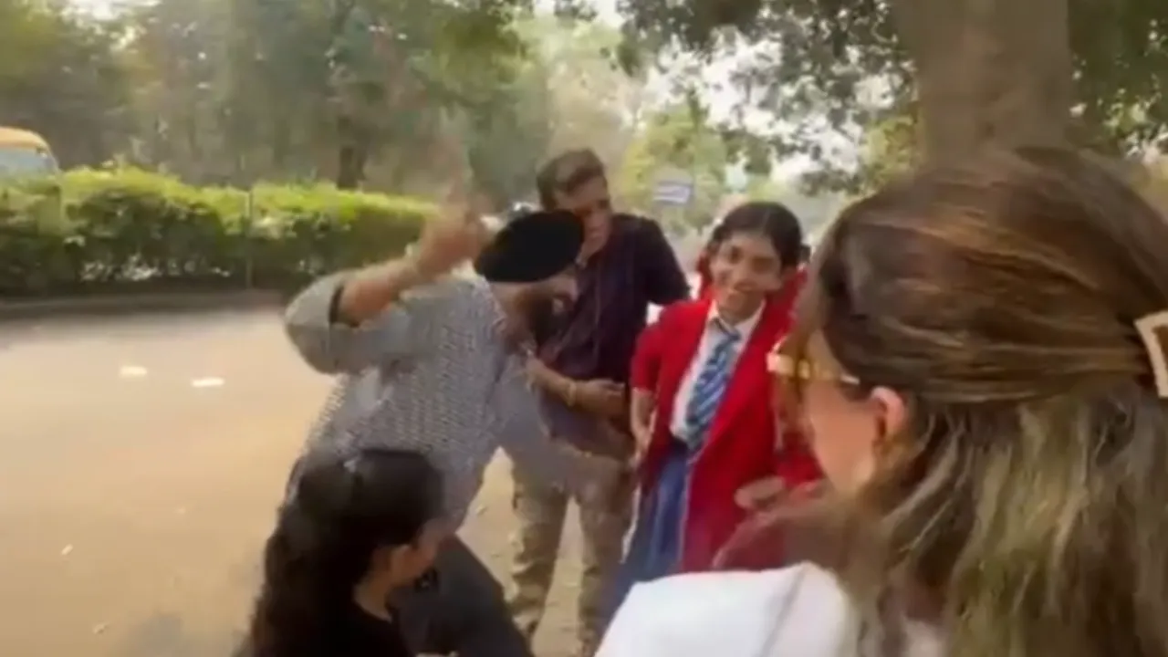 Kanpur Family Bhangra Outside school celebrate daughters baord exam Ashok nagar SPSEC hindi news zxc  (2)