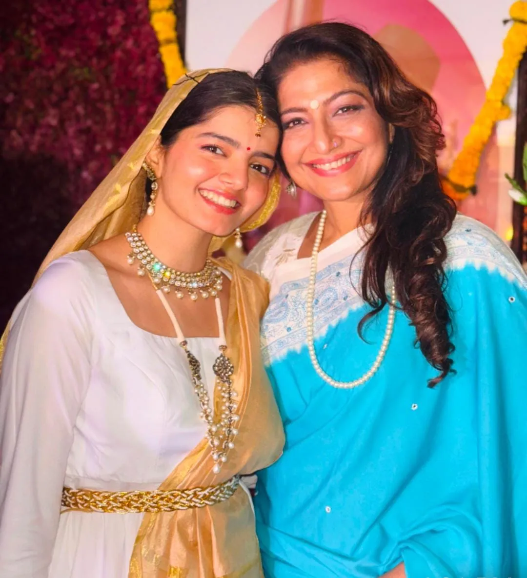 Actress-CKB host Aarti Nagpal (right) with her classical dancer-daughter Priyanshi Nagpal at Ajivasan event