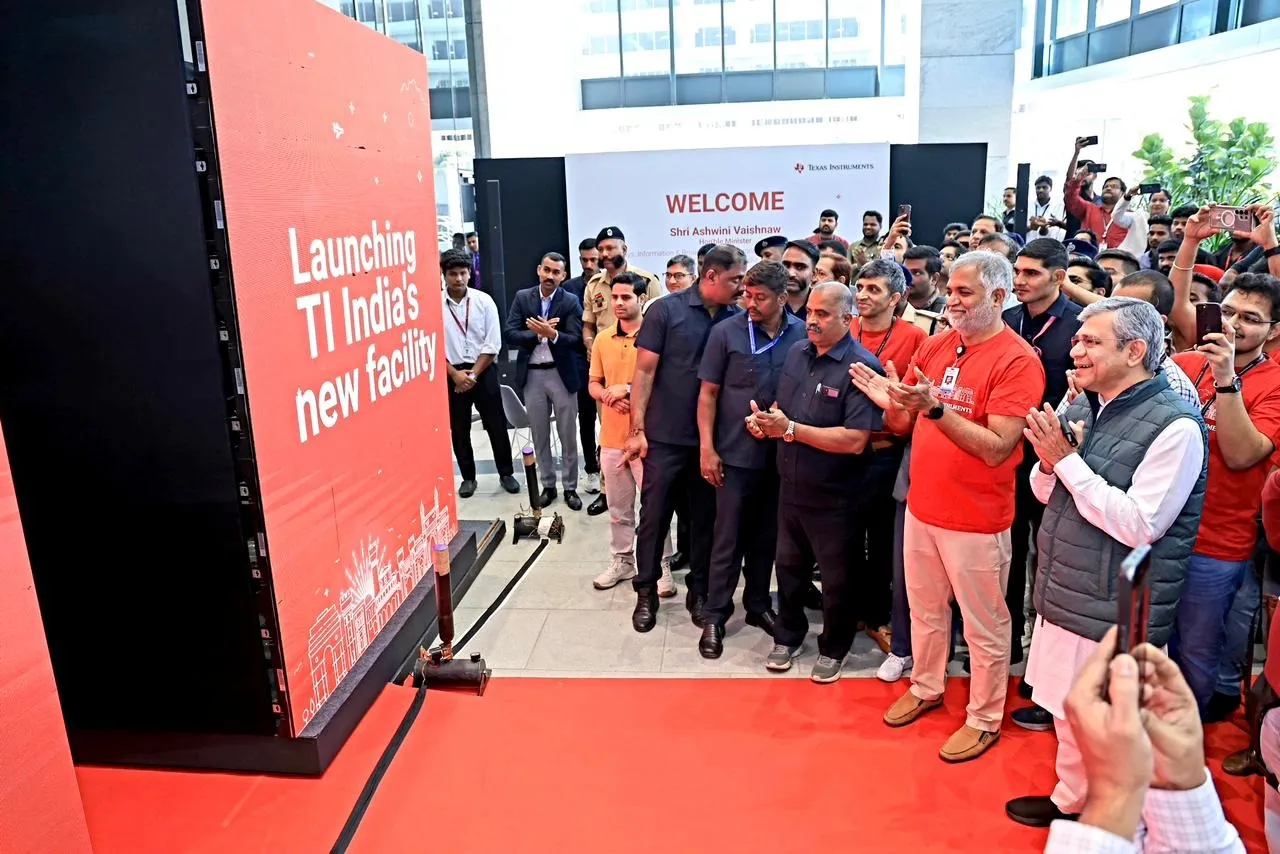 Shri Ashwini Vaishnaw inaugurates the new R D centre of Texas Instruments in Bengaluru, India (1)