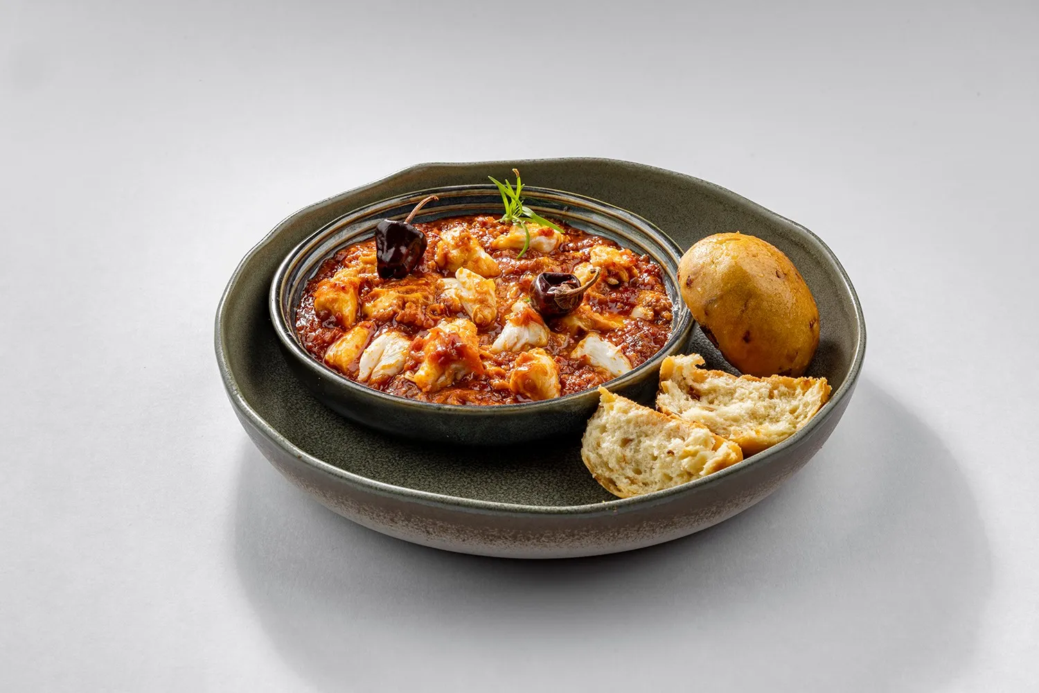 Chilli Tomato Crab Ghotala, Butter Buns-01